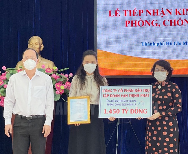 Bà Tô Thị Bích Châu, Chủ tịch Ủy ban MTTQ Việt Nam TP. HCM tiếp nhận bảng tượng trưng số tiền do Công ty cổ phần Bảo trợ Tập đoàn Vạn Thịnh Phát ủng hộ