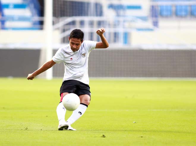 Evan Dimas chính là người ghi bàn thắng gỡ hoà 2-2 cho Indonesia ở trận đấu với Thái Lan, giúp đội nhà giành được điểm số đầu tiên ở bảng G vòng loại World Cup.