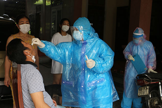 Lực lượng y tế lấy mẫu xét nghiệm COVID-19 cho người dân