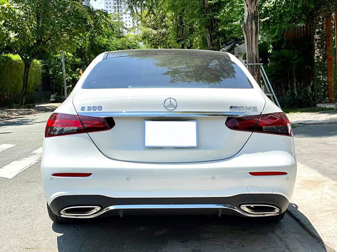 Mercedes-Benz E 300 AMG 2021 &#34;chạy lướt&#34; bán lại lỗ trăm triệu - 3