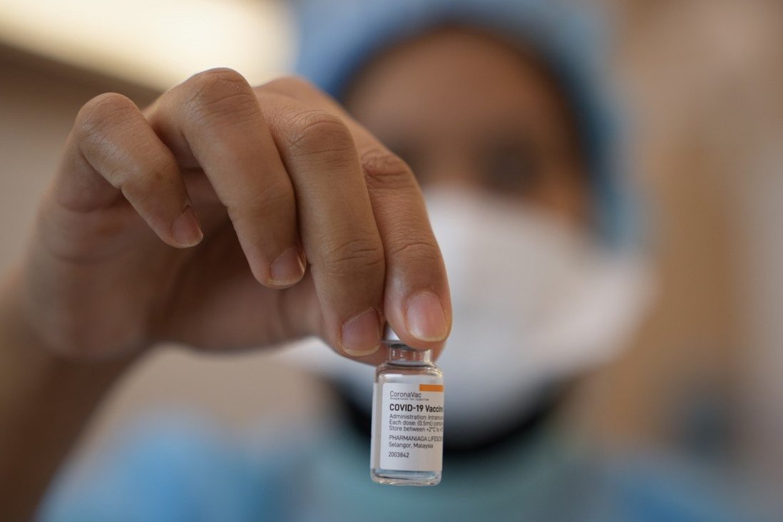 Quan chức y tế Trung Quốc hối thúc WHO bỏ qua giai đoạn 3 thử nghiệm lâm sàng với vắc-xin Covid-19. Ảnh: AP
