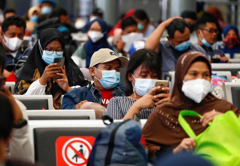 Các hành khách chờ tàu hôm 5/5 để về quê trước dịp lễ Eid al-Fitr ở Indonesia. Ảnh: Reuters