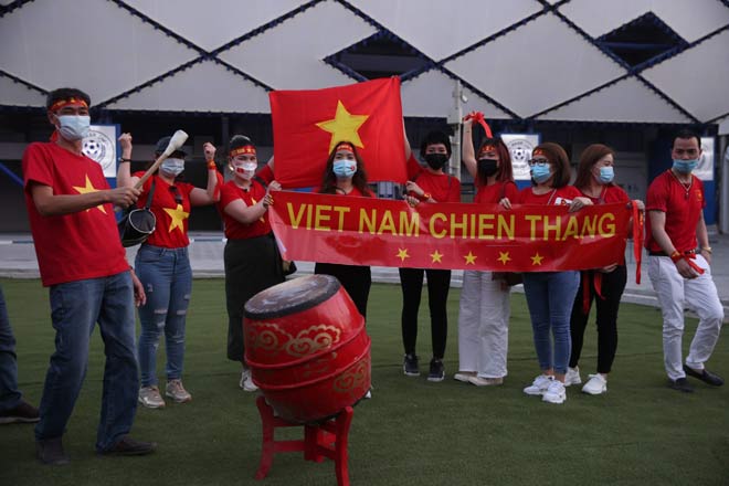 Tinh thần dân tộc luôn là động lực giúp các fan Việt gắn kết dù chúng ta phải đá 3 trận cuối vòng loại thứ 2 bảng G World Cup 2022 trên đất UAE&nbsp;