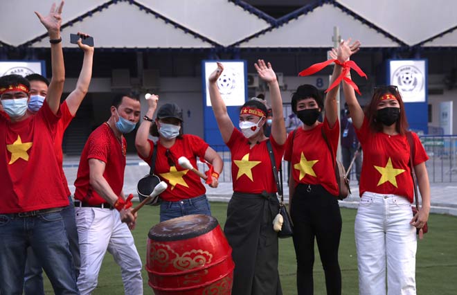 ĐT Việt Nam săn vé World Cup: Fan ở UAE háo hức tiếp lửa thầy trò ông Park - 9