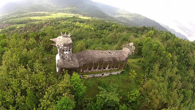 Nhà thờ Con Gà - Indonesia: Công trình kiến ​​trúc đã bị bỏ hoang này được người dân địa phương biết đến với cái tên Geraja Ayam - nghĩa là Nhà thờ Con Gà.
