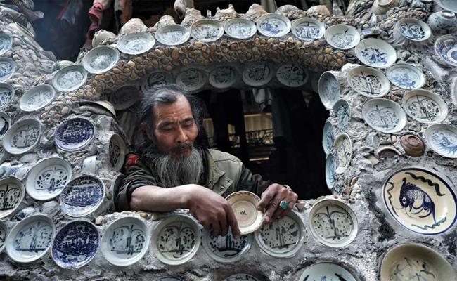 Từ trong nhà ra ngoài sân cho đến cổng vào đều được trang trí bằng những mảnh gốm sứ có từ triều đại Hán, Đường, Tống, Lý, Trần....
