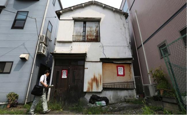 Tại Hong Kong, một căn hộ 3 phòng ngủ ở Taikoo Shing - nơi có một người đàn ông nhảy lầu tự sát cách đây 5 năm được bán với giá khoảng 23.000 USD/m2 (530 triệu đồng) - rẻ hơn 30% so với căn hộ cùng diện tích được giao dịch cách đó vài tuần. 
