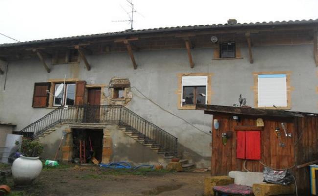Căn nhà ma ám tại vùng Arbresle (Pháp) này lại có giá rẻ đến mức giật mình. Nó được rao bán trên trang TMĐT Ebay của Pháp với giá chỉ 1 Euro (28.000 đồng). 
