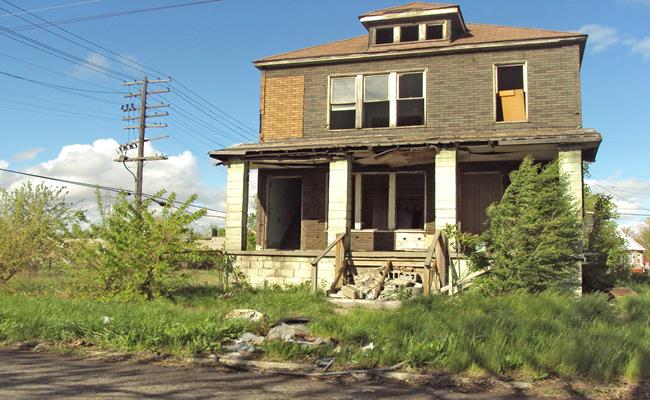 Ngôi nhà ma ám với 3 phòng ngủ ở đường Garland, Detroit này được rao bán giá 1 USD (23.000 đồng) trên 1 website về dữ liệu bất động sản của Mỹ. 
