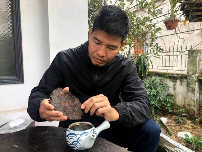“Trong lần chinh phục đỉnh Tây Côn Lĩnh để nghiên cứu về những cây chè cổ thụ, tôi tình cờ gặp người Dao này và cũng đúng thời điểm mở kho”, anh cho biết thêm. Hiện anh đang sở hữu kho trà với 5 nghìn bánh trà Phổ Nhĩ được sản xuất, đóng gói từ năm 1999, tức là có niên đại đã 21 năm.
