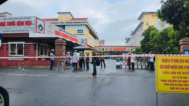 Lực lượng chức năng tạm phong toả Bệnh viện Đa khoa tỉnh Hà Tĩnh