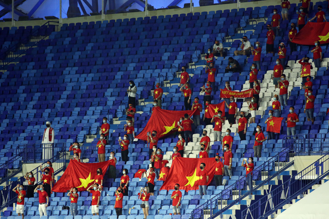 Tối ngày 7/6, khoảng gần 100 cổ động viên Việt Nam đã có mặt ở sân vận động Al Maktoum để "tiếp lửa" thầy trò HLV Park Hang Seo đấu Indonesia.