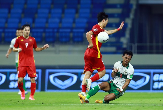 Phút thứ 23 của trận đấu giữa ĐT Việt Nam và Indonesia, hậu vệ Pratama Arhan Alif có tình huống đạp thẳng vào ống đồng chân phải của tiền vệ Nguyễn Tuấn Anh.
