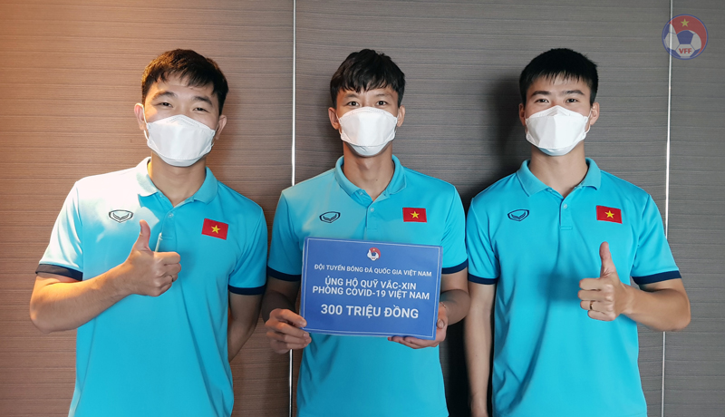 Các cầu thủ ĐT Việt Nam ủng hộ Quỹ vắc-xin phòng, chống COVID-19. Ảnh VFF.