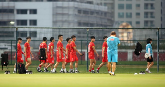 Tuấn Anh và Văn Toàn đi bộ bình thường thả lỏng cùng các đồng đội. Theo tìm hiểu, chiều 8/6, Tuấn Anh và Văn Toàn đã được các bác sĩ đưa đi kiểm tra chấn thương ở một bệnh viện tại Dubai. Bộ đôi cầu thủ thuộc biên chế HAGL không gặp chấn thương quá nặng như tin đồn.