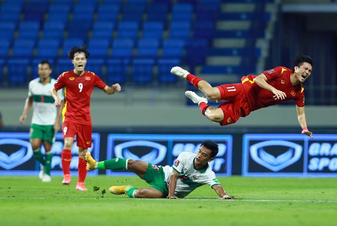 Tiền vệ Tuấn Anh phải rời sân ít phút sau đó vì pha vào bóng này của cầu thủ Indonesia. Ảnh:&nbsp;Tạp chí Du lịch TP.HCM