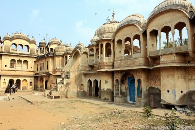 Khu vực này là Shekhawati nằm ở sa mạc cằn cỗi Thar, bang Rajasthan từng là nơi ở của những người giàu có tại Ấn Độ.
