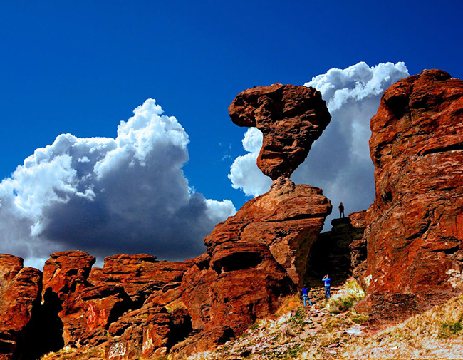 Công viên Balanced Rock, Mỹ: Cao hơn 15m và nặng 40 tấn, tảng đá tạc bằng gió này nằm thăng bằng một cách bấp bênh trên bệ chỉ 1m x 43cm. 
