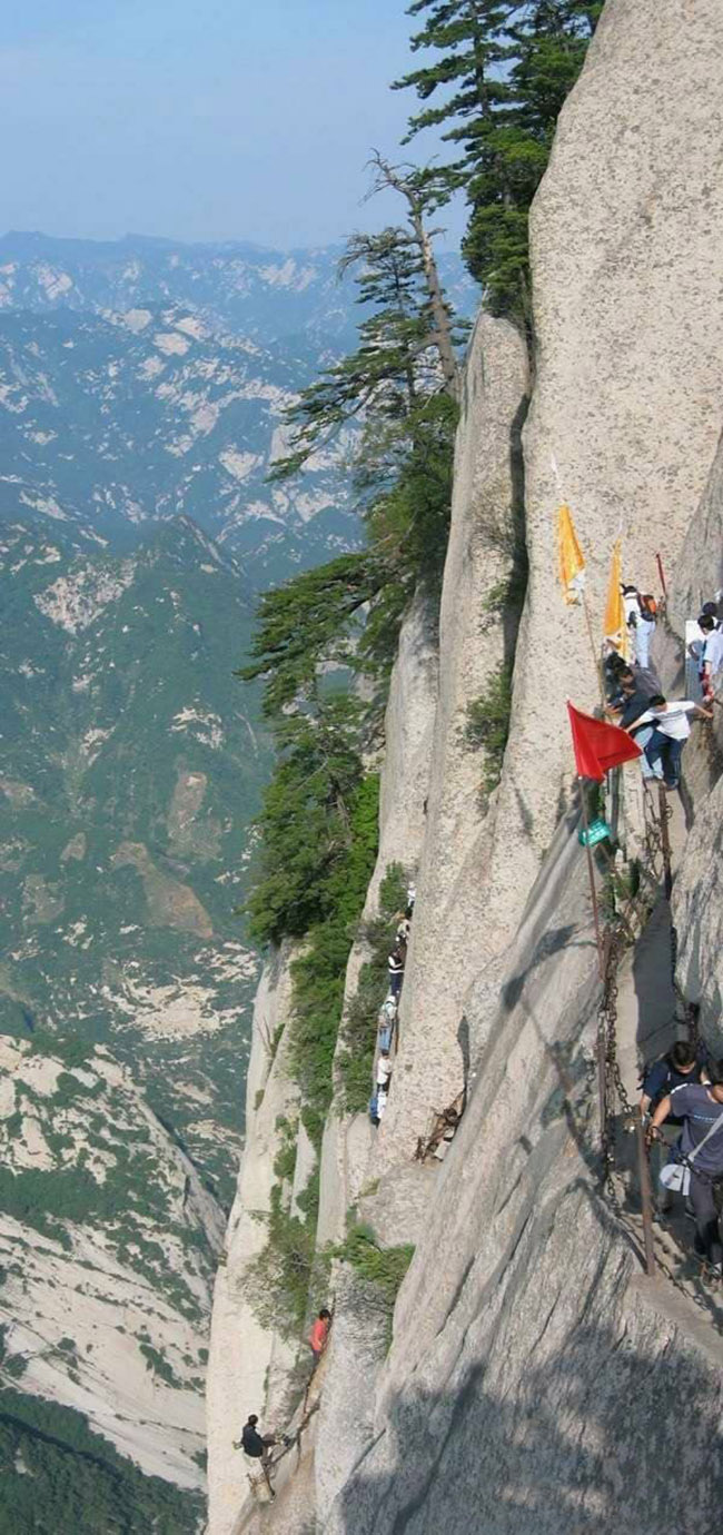 Mỗi năm có hàng nghìn người yêu thích du lịch mạo hiểm đã tìm đến một trong những con đường nguy hiểm nhất thế giới nằm ở Trung Quốc này.  
