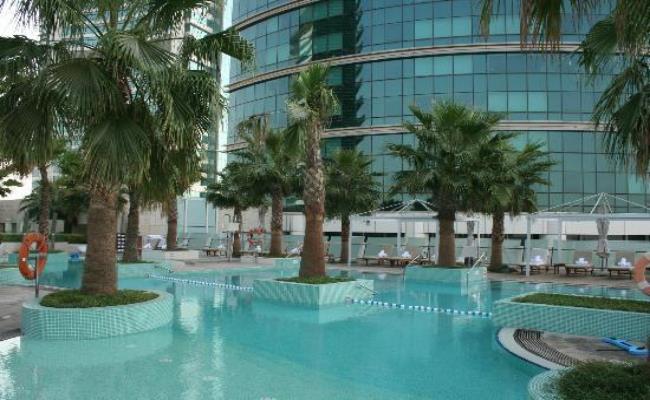 Crowne Plaza được kết nối trực tiếp với trung tâm thương mại Festival City Mall - nơi có hơn 500 cửa hàng bán lẻ.
