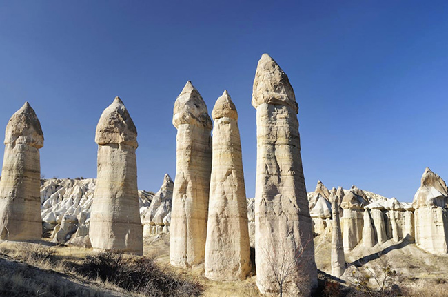 Fairy Chimneys, Thổ Nhĩ Kỳ: Những "ống khói" bằng đá&nbsp;này ở vùng Cappadocia của Thổ Nhĩ Kỳ là kết quả của dung nham từ các vụ phun trào núi lửa.&nbsp;
