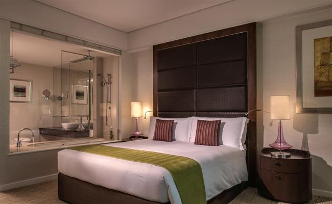 Mỗi căn phòng trong khách sạn đều rộng hơn 30m2, được bố trí 2 chiếc giường. Giá thuê một phòng rơi vào khoảng 4,18 triệu đồng/đêm.
