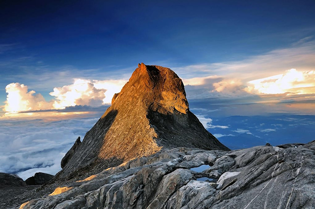 Núi Kinabalu, Malaysia: Nằm trong Vườn quốc gia Kinabalu của Malaysia trên đảo Borneo, ngọn núi và các khu vực xung quanh là nơi sinh sống của đười ươi và là một trong những nơi đa dạng sinh học nhất trên Trái đất.
