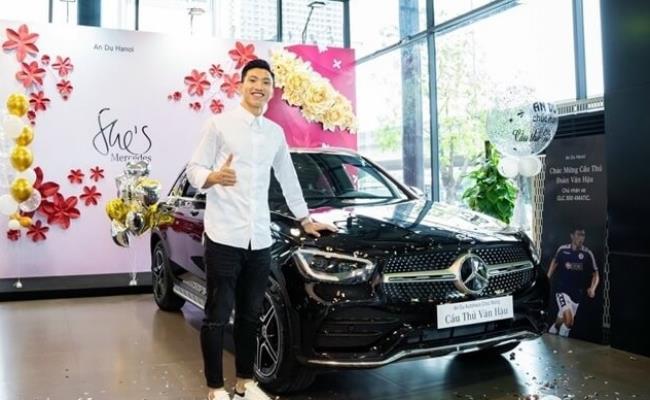 Cuối năm 2020, “em út” Văn Hậu của tuyển Việt  Nam cũng đã tậu cho mình 1 chiếc Mercedes-Benz GLC 300 (trị giá khi ra biển khoảng 2,5 tỷ đồng)
