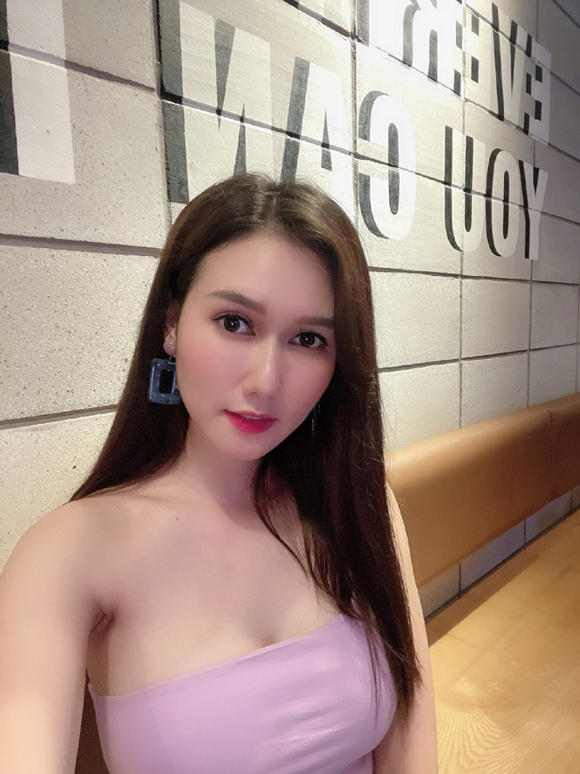 Vẻ sexy của Hương Giang khác biệt hẳn với hình ảnh gái quê của cô trong &#34;Mùa hoa tìm lại&#34; hay &#34;Cô gái nhà người ta&#34;.
