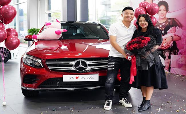 Hiện, gia đình nhỏ của trung vệ này đang sở hữu chiếc ô tô Mercedes-Benz GLC 300 màu đỏ. Đây là món quà Tiến Dũng dùng để tặng vợ và con gái của mình. 
