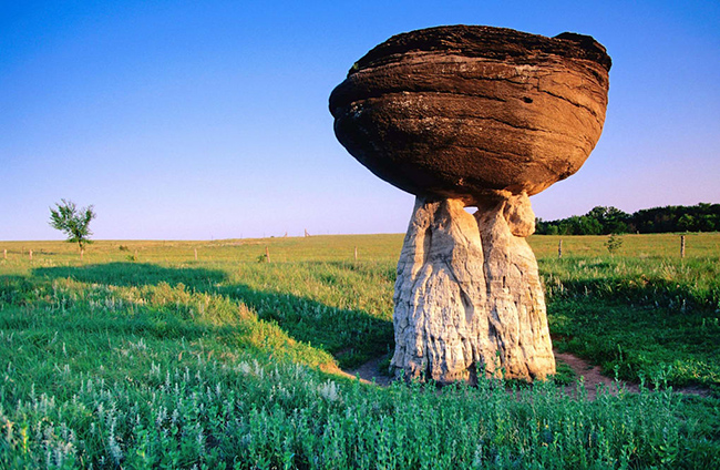 Công viên Tiểu bang Mushroom Rock, Mỹ: Nằm ở khu vực Smoky Hills của trung tâm phía bắc Kansas, công viên này được chú ý với những khối đá giống như cây nấm khổng lồ.
