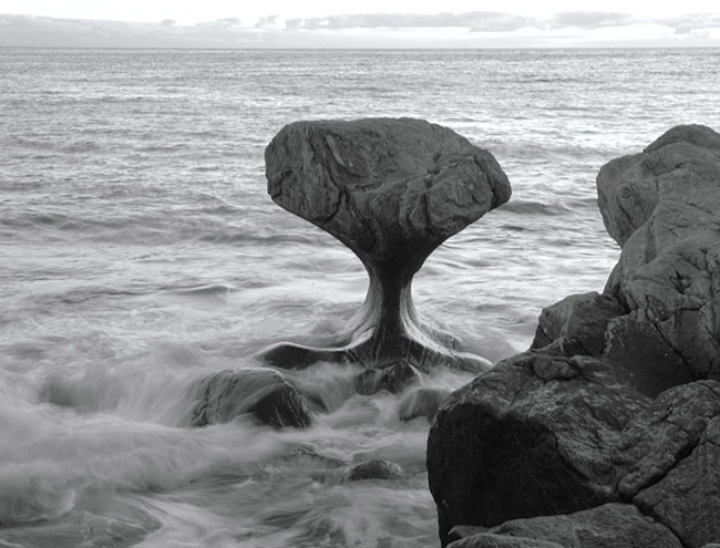 Khối đá Kannesteinen, Na Uy: Chỉ cách bờ biển vài mét là một bức tượng vây cá voi được điêu khắc tự nhiên, như một lời nhắc nhở về những sinh vật vĩ đại thường xuất hiện tại khu vực này.

