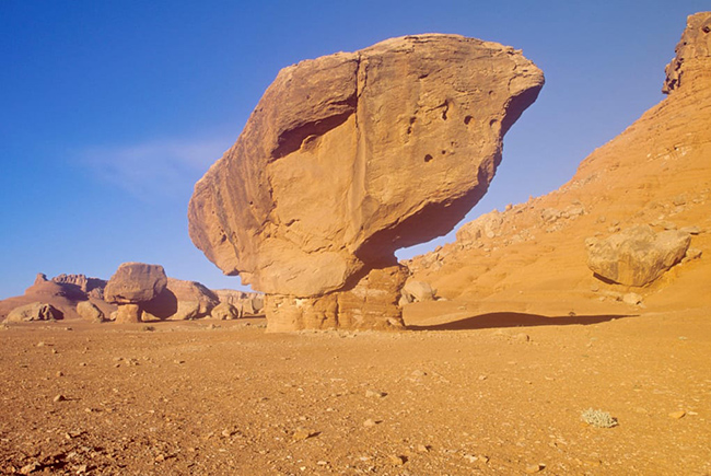 Hẻm núi đá cẩm thạch, Arizona, Mỹ: Hẻm núi đá cẩm thạch nổi tiếng với tảng đá khổng lồ đứng chênh vênh này rất thu hút du khách từ khắp nơi trên thế giới.&nbsp;
