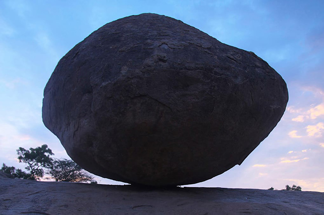 Krishna’s Butter Ball, Ấn Độ: Quả bóng khổng lồ này trông như thể sắp lăn lông lốc và đè bẹp mọi thứ cản đường, nhưng thực ra nó đã đứng đây vững vàng suốt hàng trăm năm. 
