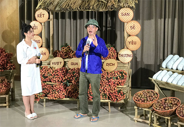 Nghệ sĩ ưu tú Xuân Bắc tham gia chương trình livestream bán nông sản trực tuyến “Kết nối nông sản - San sẻ yêu thương - Chung tay vượt qua đại dịch”.