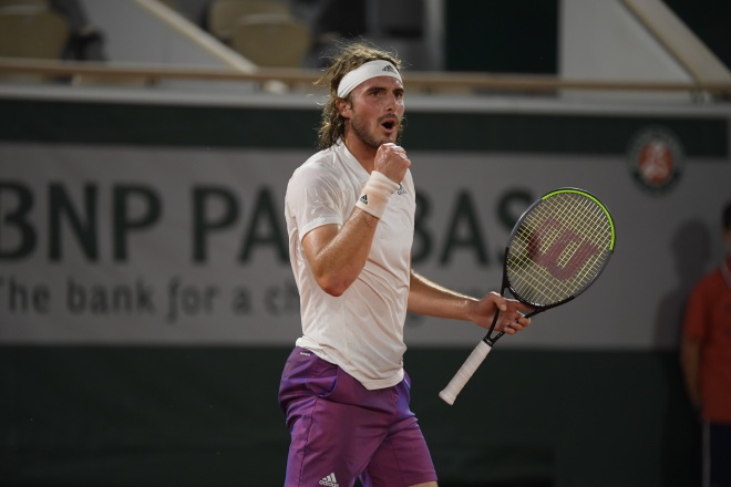 Tsitsipas cứu tới 6 break point (trong đó có 2 set point) để đánh bại&nbsp;Medvedev