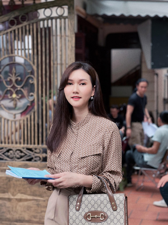 Trong phim, để đảm nhận vai Tuyết, nữ diễn viên Hương Giang cũng phải thay đổi kiểu trang phục cho phù hợp với không khí tại một làng quê.
