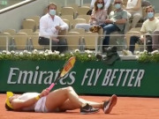 Thể thao - Người đẹp tennis ngã ngửa vẫn ghi điểm, khán giả Roland Garros &quot;đỏ mặt&quot;