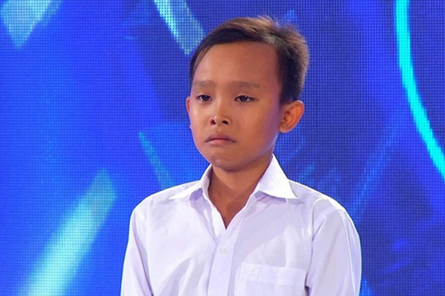 Hình ảnh Hồ Văn Cường khi đi thi Vietnam Idol Kids mang lại nhiều xúc động cho khán giả.
