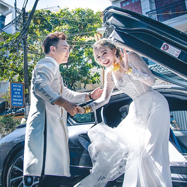 Tháng 11.2020, Xemesis và Xoài Non gây chú ý với đám cưới hoành tráng. Cô dâu diện váy cưới đính 6 viên kim cương trị giá 28 tỷ được chồng đại gia rước dâu bằng xế sang trị giá 7 tỷ.
