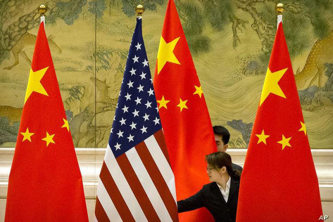 Nhân viên ngoại giao Trung Quốc chuẩn bị cho một cuộc hội đàm giữa quan chức Mỹ và Trung Quốc tại thủ đô Bắc Kinh hồi tháng 2-2019. Ảnh: AP