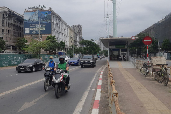 Dù đường vắng song các phương tiện vẫn đua nhau lấn làn buýt nhanh BRT