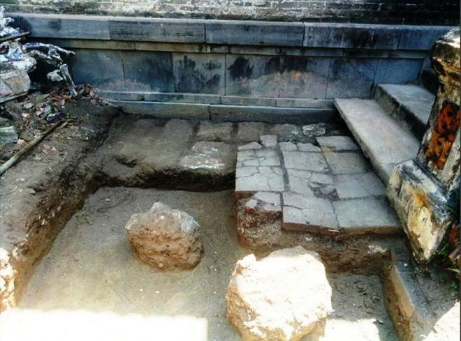 Khảo cổ tại chái Tây điện Thái Hòa làm xuất lộ lớp gạch Bát Tràng trên lớp đá ong bó vỉa. Ảnh: TTBTDTCĐ Huế