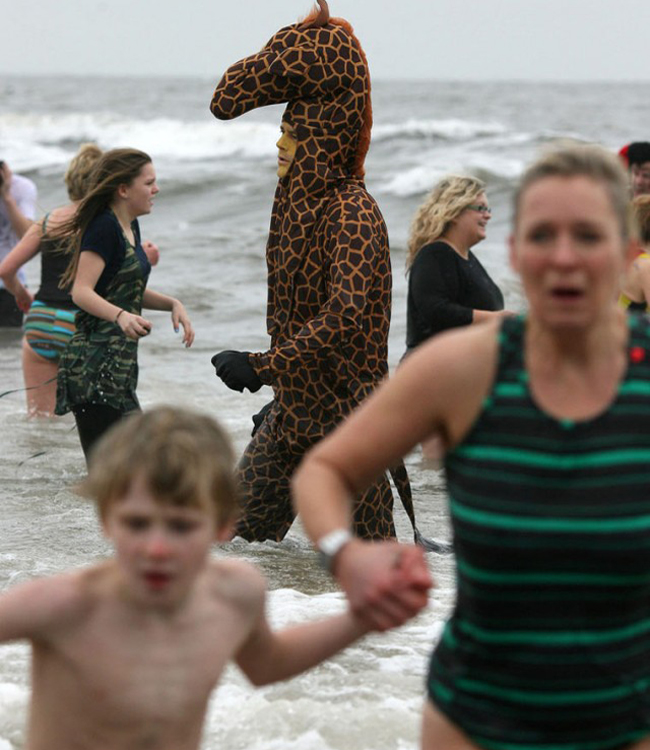 Chạy nhanh mẹ ơi, "quái vật" vật đi tắm biển kìa.
