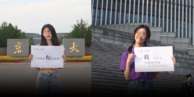 Các nữ sinh mặc crop top và quần jeans, giơ bảng cổ vũ. - Ảnh: Weibo