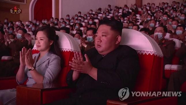 Ông Kim Jong-un và phu nhân Ri Sol-ju tham gia một sự kiện hồi đầu tháng Năm. Ảnh: Yonhap