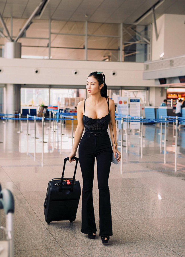 Julia Hồ mặc đồ tôn dáng ra sân bay, không quên diện áo tôn vòng 1 làm điểm nhấn.

