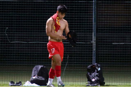SAO ĐT Việt Nam lộ cơ bắp cuồn cuộn trước ngày quyết đấu Malaysia