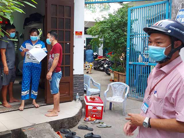 Người dân trong hẻm nhận quyết định hoàn thành cách ly