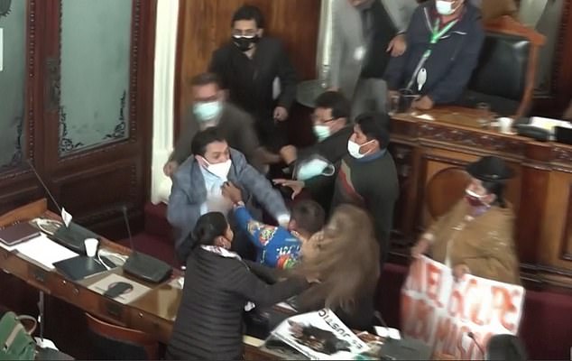 Cảnh hỗn loạn trong vụ ẩu đả tại tòa nhà quốc hội Bolivia hôm 8/6. Ảnh: Daily Mail